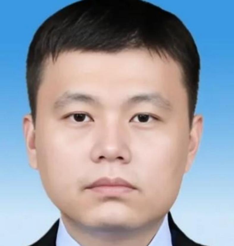 2006年，广东顺德海关的一名普通公务员晚上回到家，悄悄对妻子说：“老婆，我的银