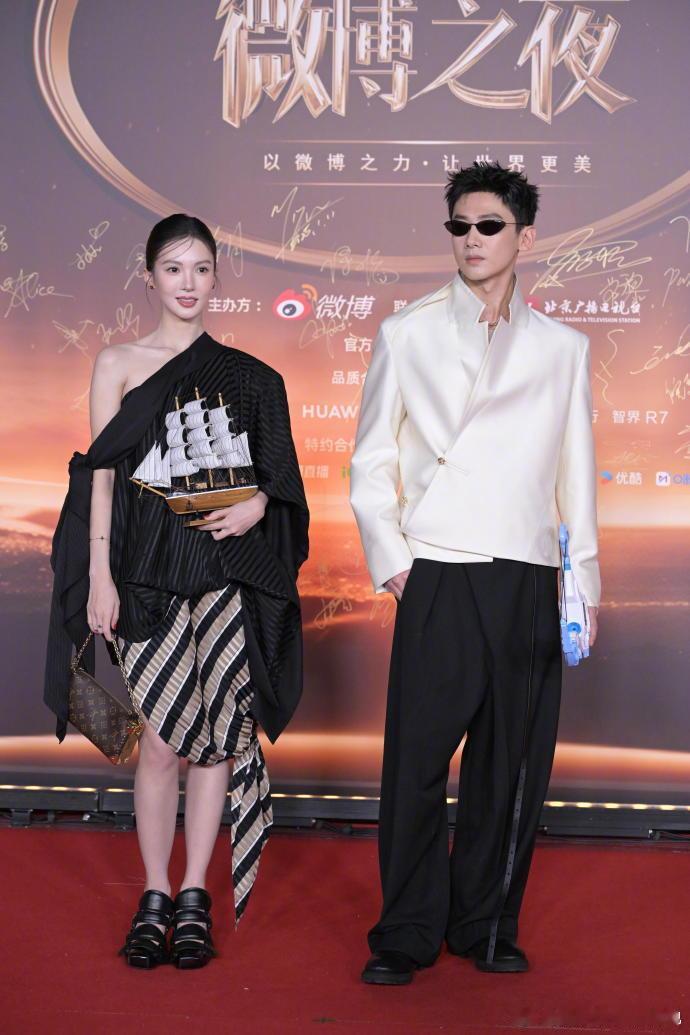    家人们，微博之夜，明星们的座驾直接成为他们的时尚助力。座驾的时尚感与明星们