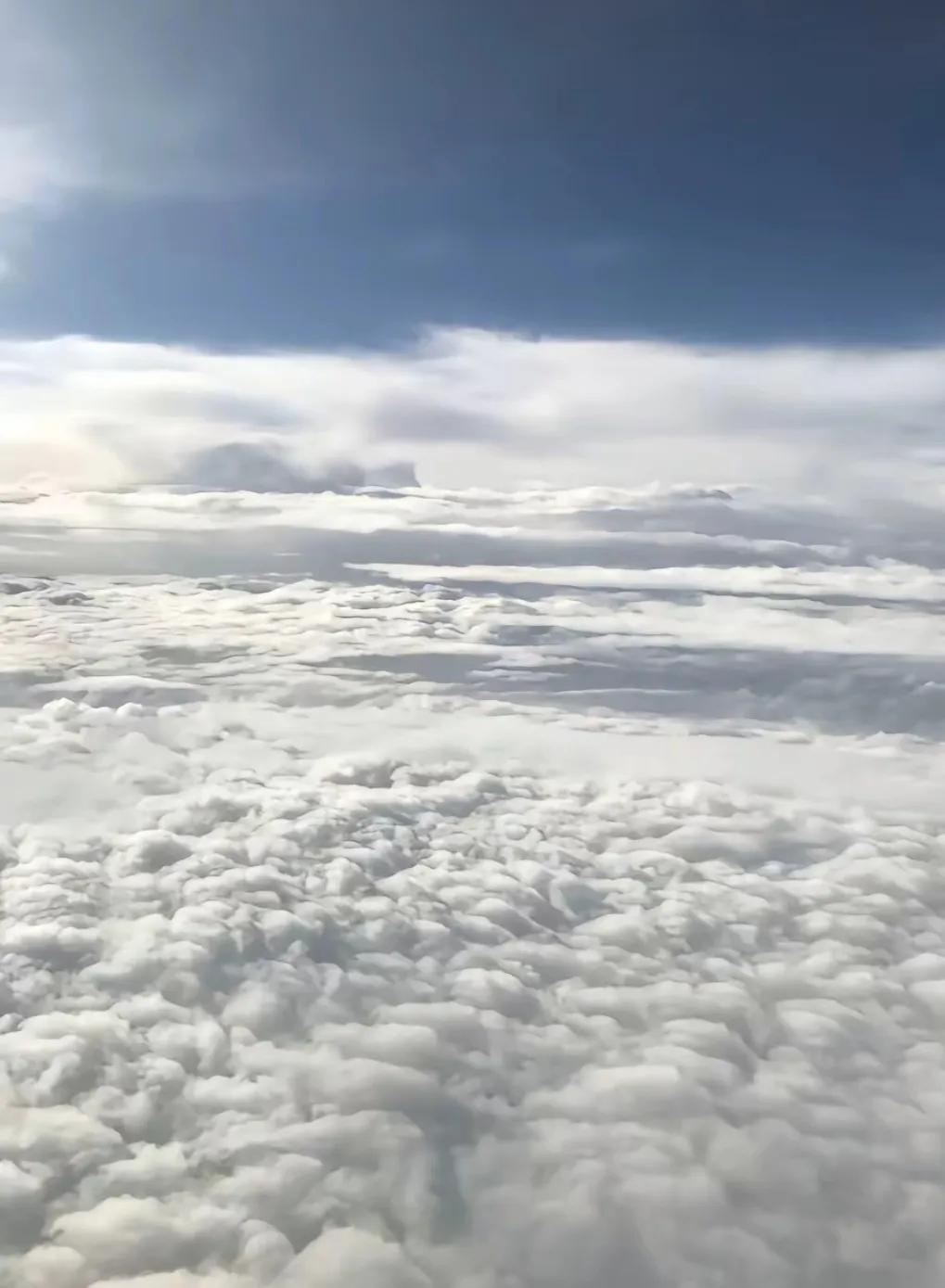 云涛滚滚，浊浪排空，日星隐曜，山岳潜形。
