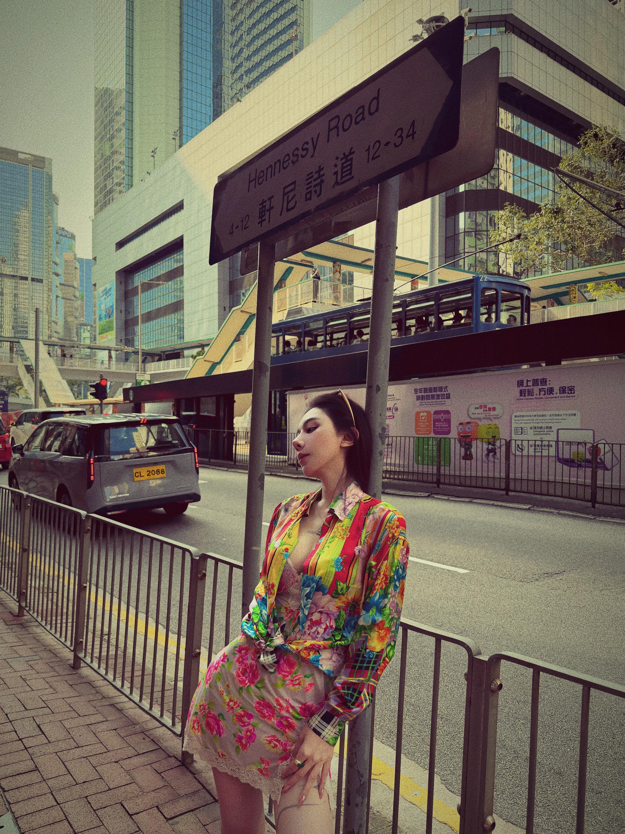 我走遍整个香港 却始终看不到你的身影