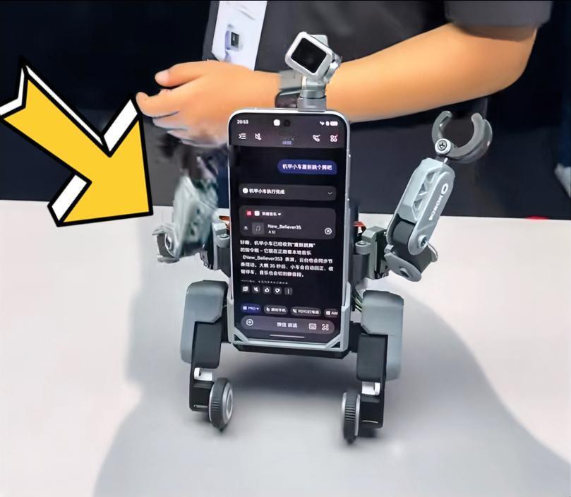 荣耀Robot Phone加上这个机器人套件就变成能动起来的机器人了，不仅可以跟
