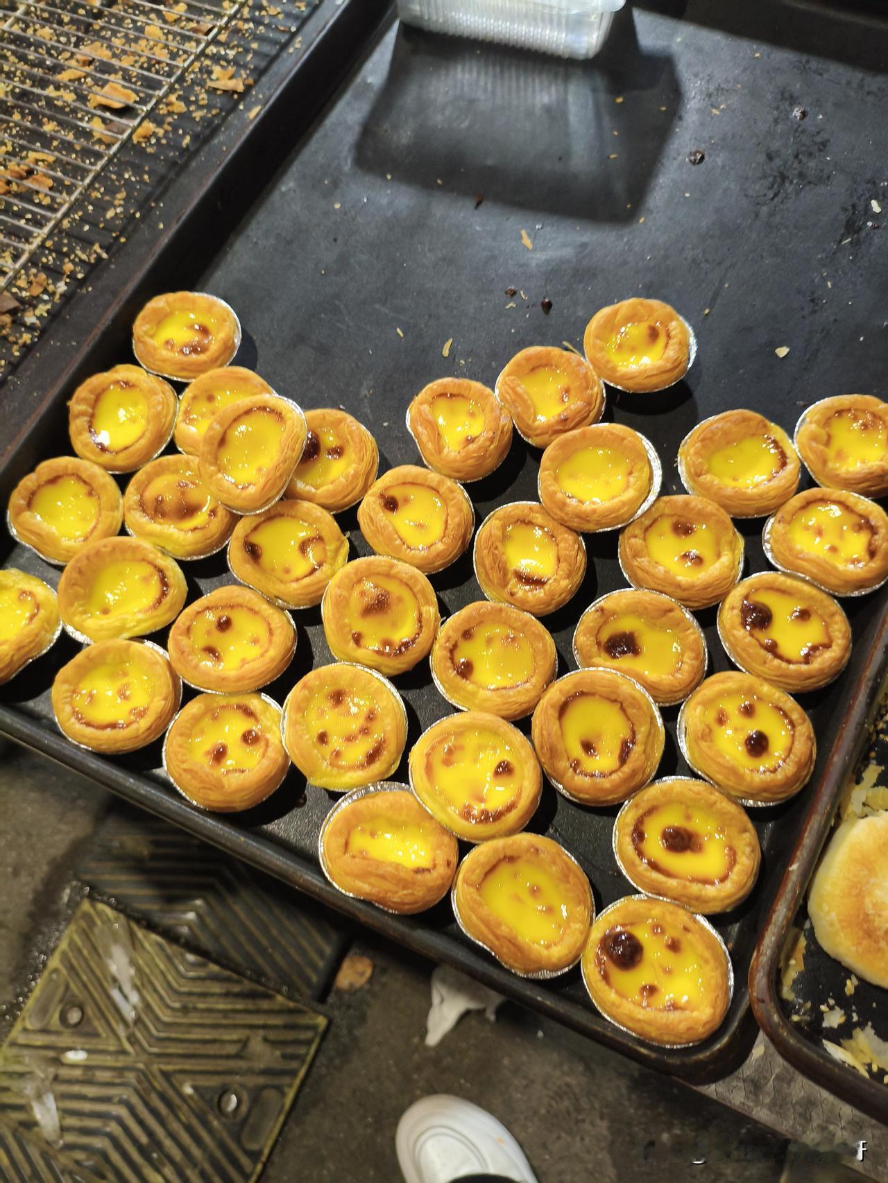 今天晚上的快乐是蛋挞给的，吃过晚饭带孩子出去溜了一圈，一边走一边逛最后去了网红街