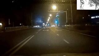 “不想活了？”男子晚上开车上路，老远就看到十字路口正中间，似乎蹲着一个人。但因为