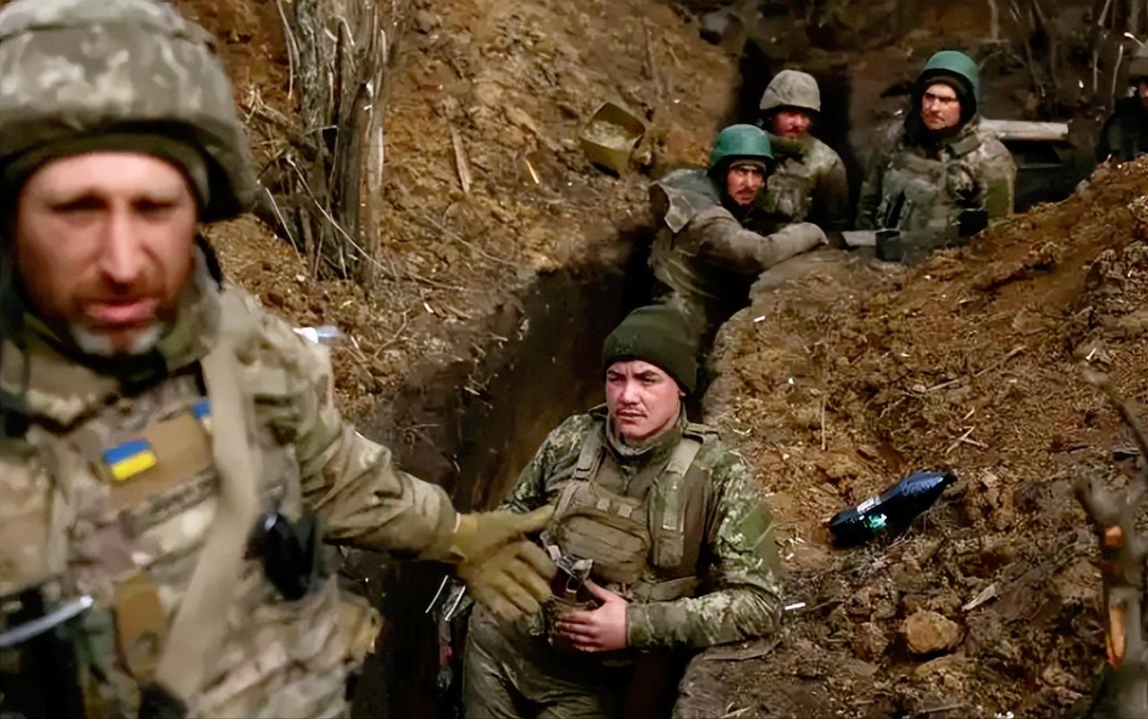 泽连斯基还能撑多久？最近乌克兰的“逃兵潮”闹得挺凶，据说已经有超30万人想方设法