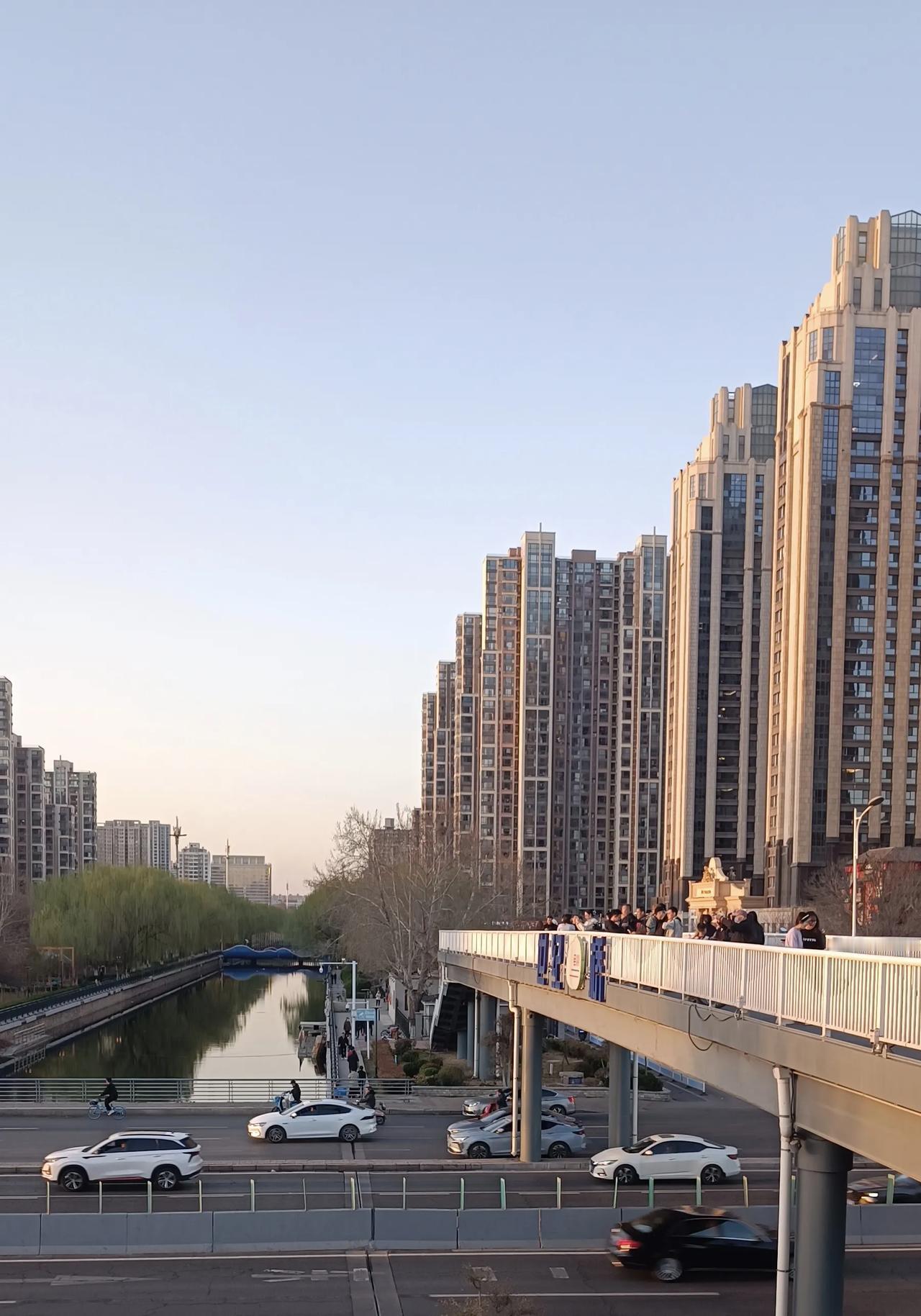 在桥上那么多人，他们在干什么？
