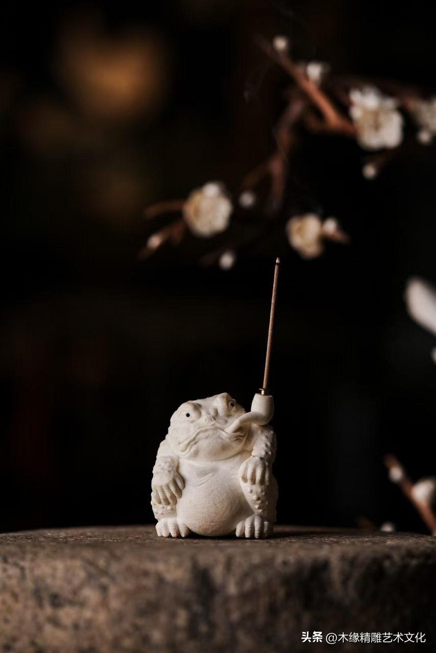 案头一只灵蛙，竟把一缕香烟也衬得有了诗意。

天然猛犸温润细腻，灵蛙盘坐托香，小
