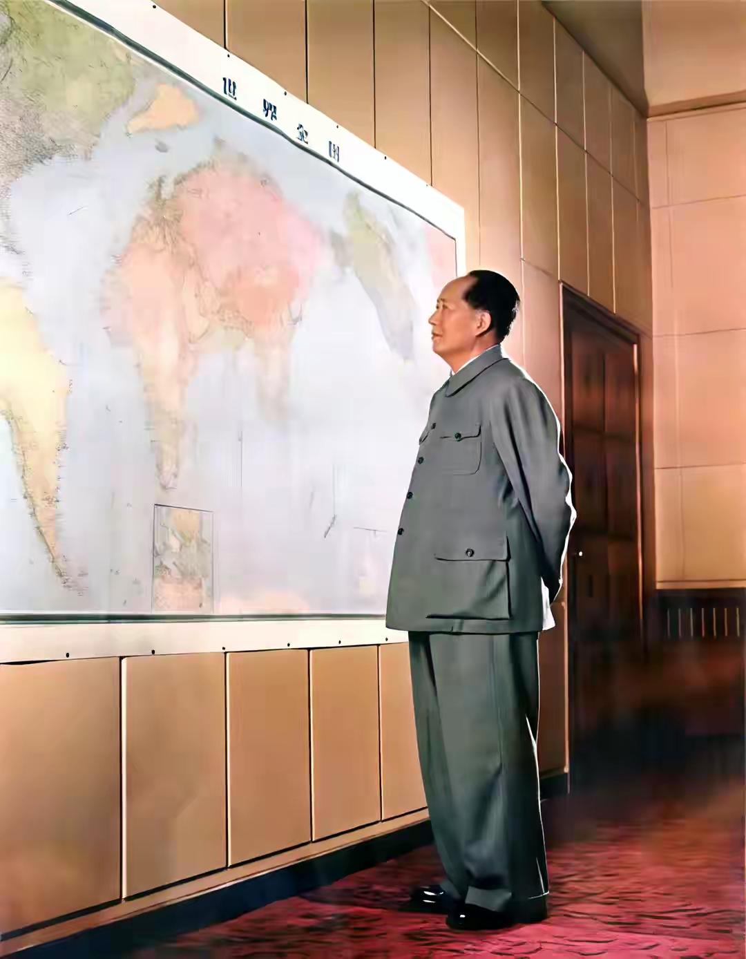 毛主席不仅自作诗气象宏大，激情豪放，就是他书写别人创作的诗，也写的振奋人心。今天