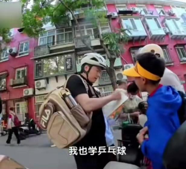 太亲民了！国乒选手梁靖昆近期现身学校，专程接儿子凉皮放学，画面特别生活化。没有明