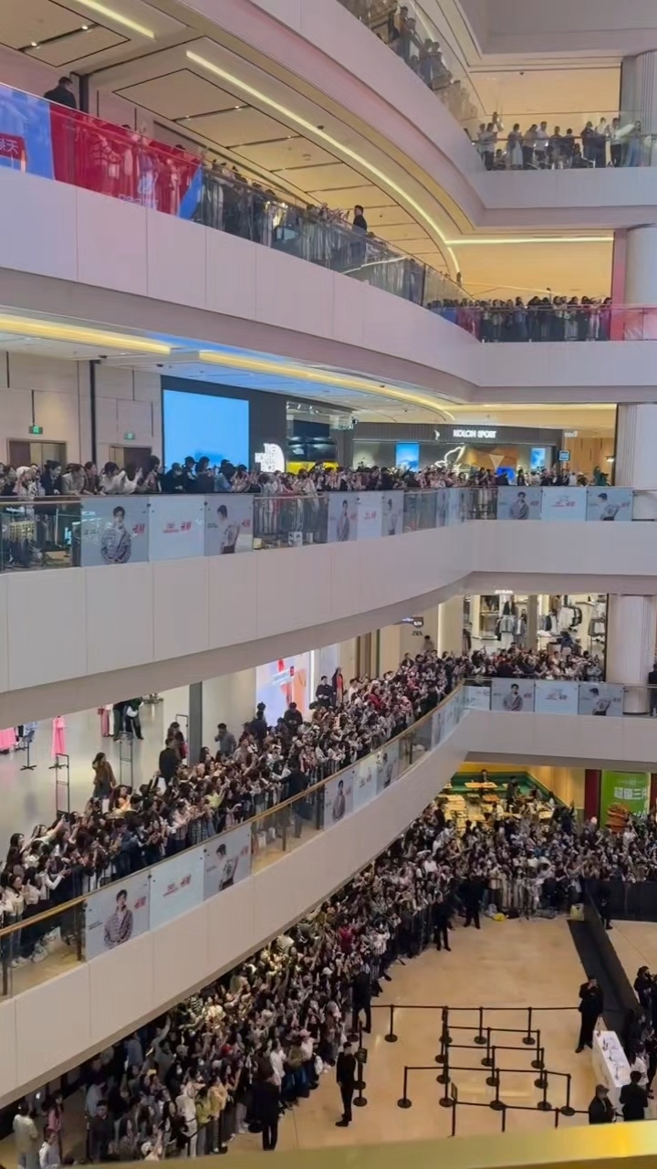 感受下侯明昊线下的人气....这个声浪太吓人了视频好直观...多部爆剧傍身的95