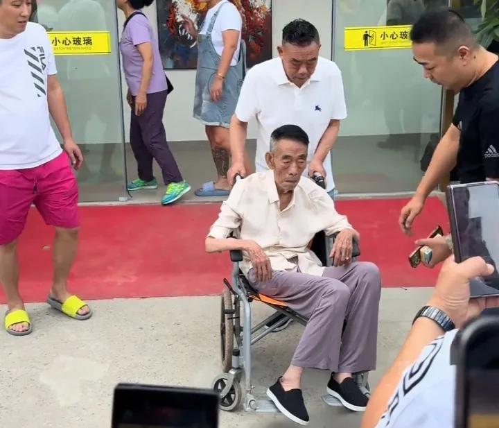 杨少华，太累了。
去世前没有留下遗言，早上去给饭店开业剪彩之后，因为天气太热，杨