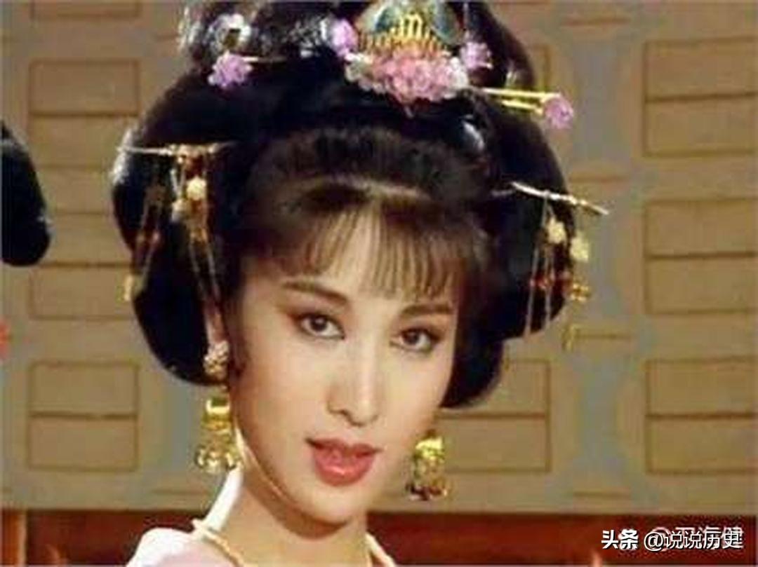 724年，唐玄宗的结发妻子王皇后被废为庶人，在摘下凤冠的那一刻，她突然将其摔到地