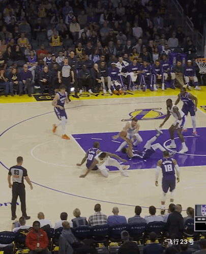 老詹开局就掌控半场！
厉害了老詹
空接暴扣
老当益壮
只有守住半场
胜利逃不了