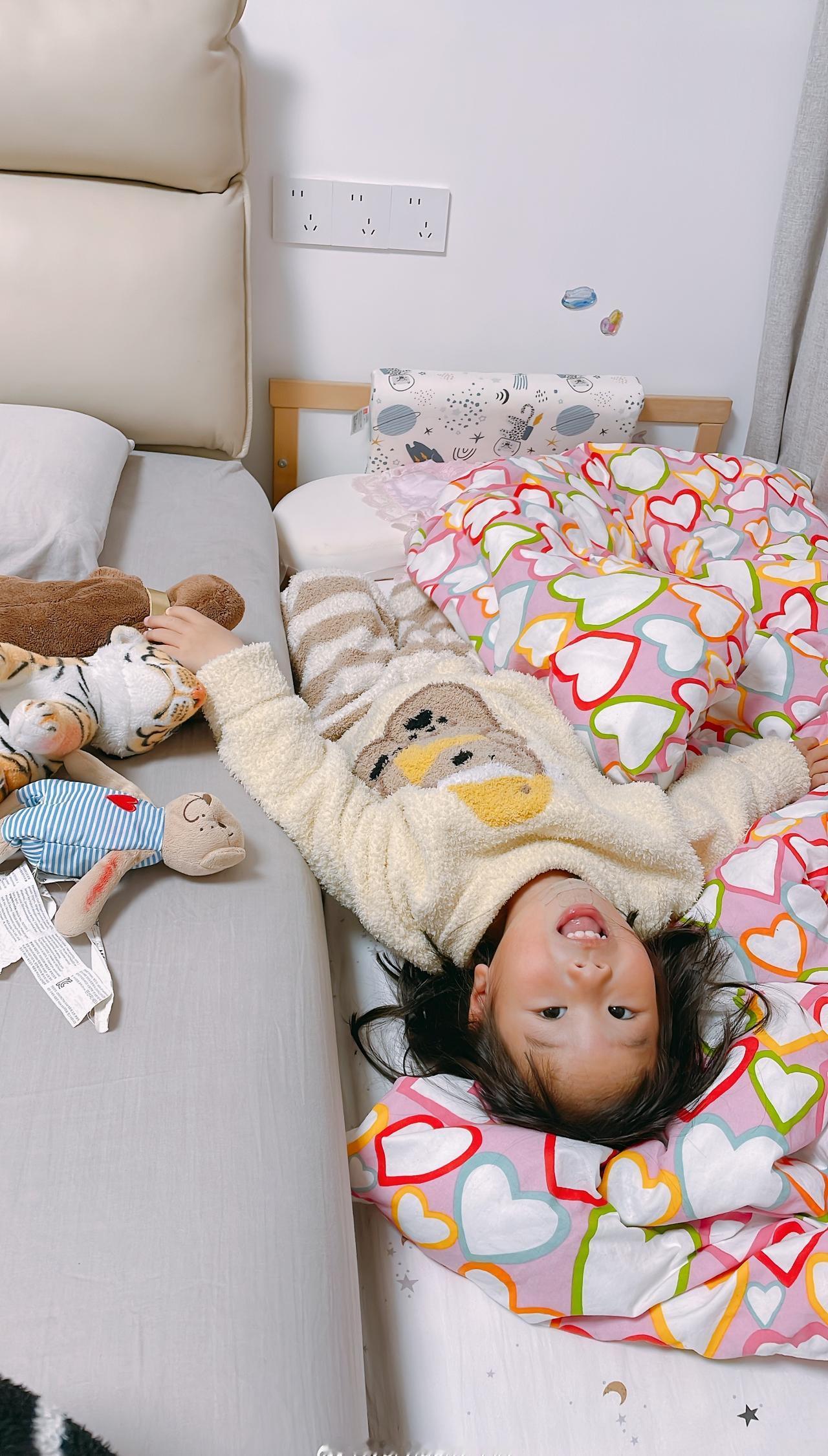 妹已经安排好她的小动物睡觉了。她今年已经没有工资领了，因为她2026年9月就要入