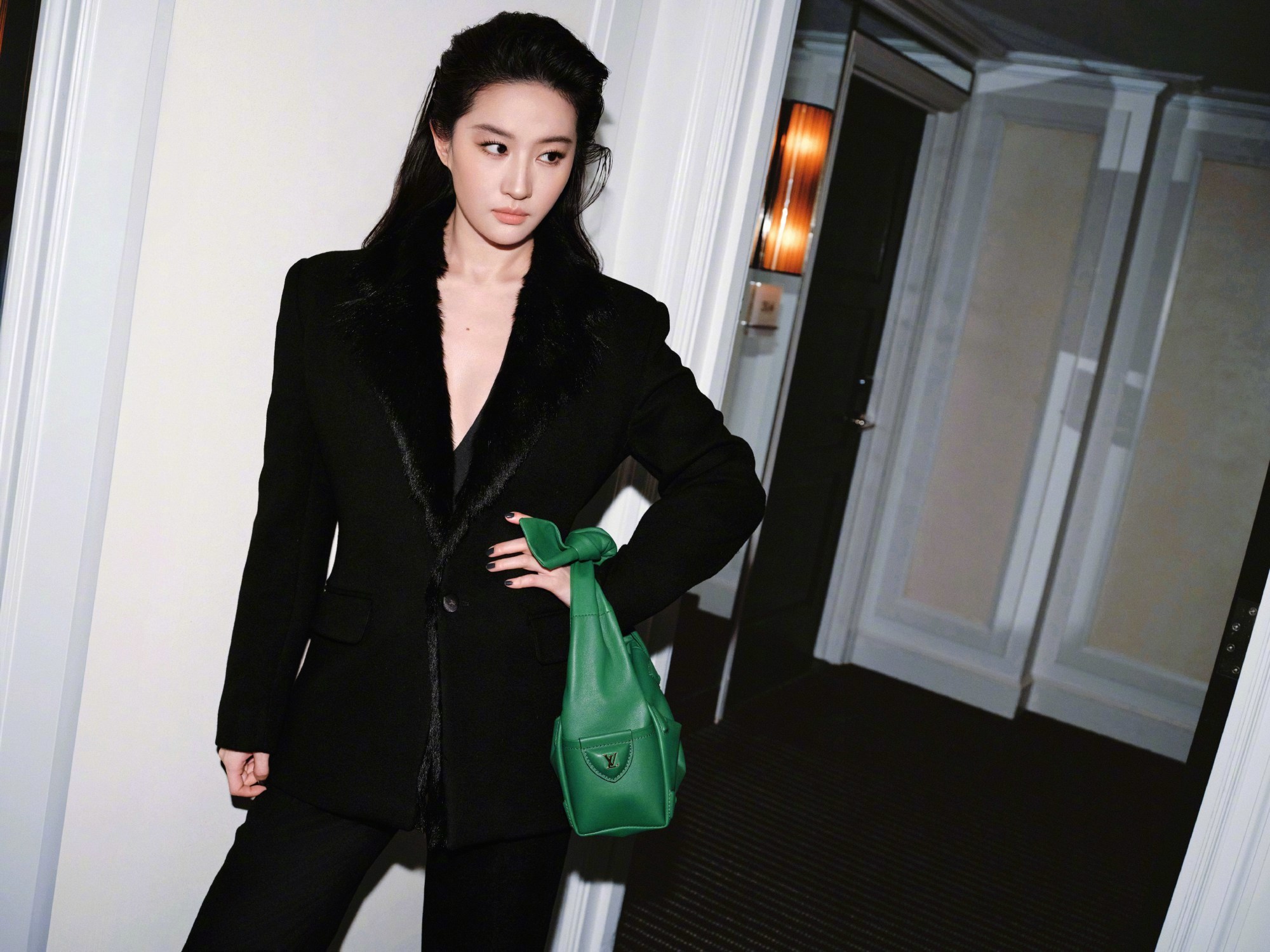 刘亦菲 × Louis Vuitton 2027早春大秀看秀造型刘亦菲西装背头造