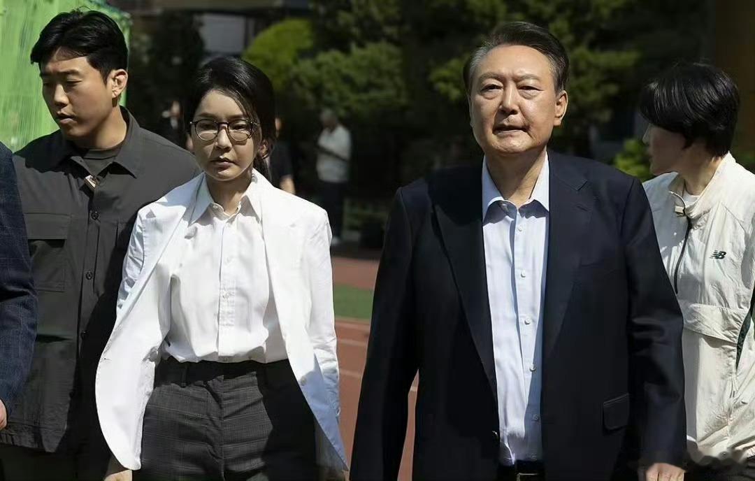 韩媒说，尹锡悦当政时被记者们盯得紧，他为避免被发现上班迟到，修了条秘密通道。 