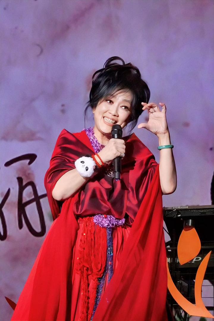 齐豫回应70岁上歌手齐豫重新定义七旬心态通透豁达又励志，不被年龄束缚脚步，积极突