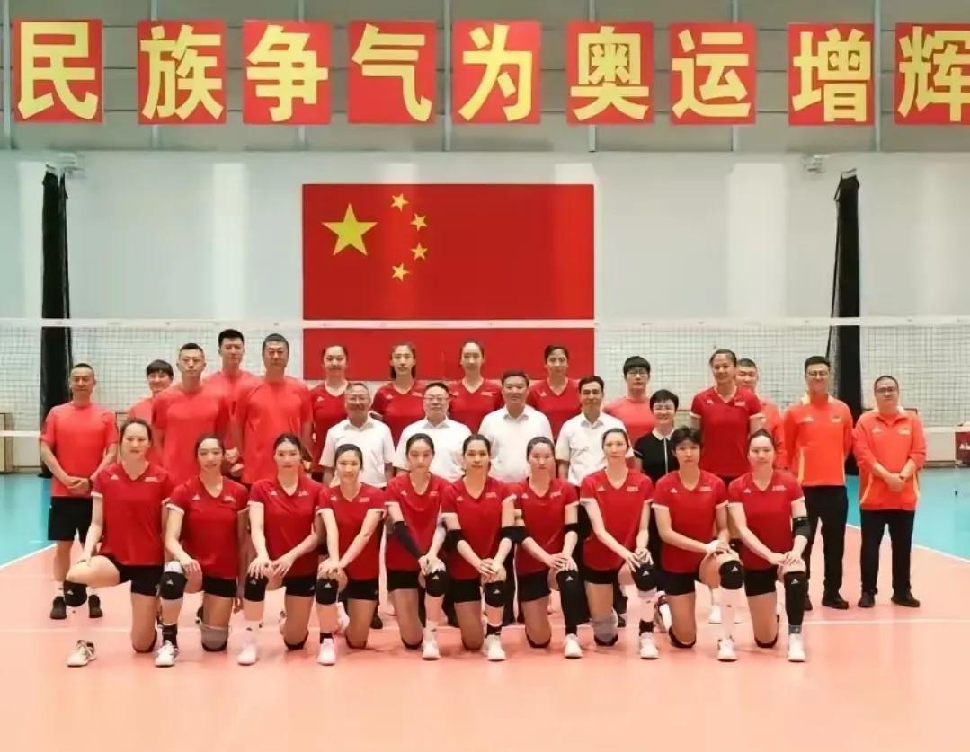 8月1日，中国女排漳州集训基地全体队员和教练员与前来慰问领导合影，缺李盈莹

8