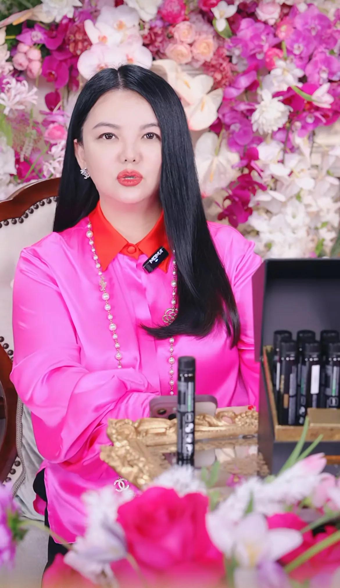 一身玫红色的李湘，贵气十足做直播