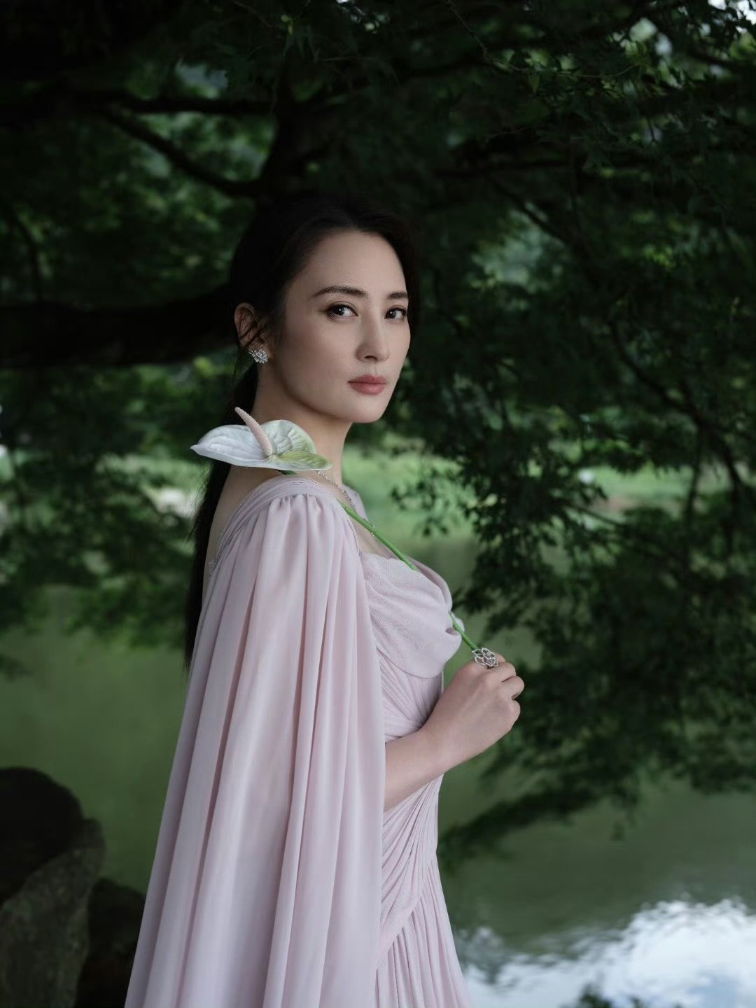蒋勤勤古典美蒋勤勤天生的古典美人蒋勤勤简直是天生的古典美人，立于山水之间，优雅温