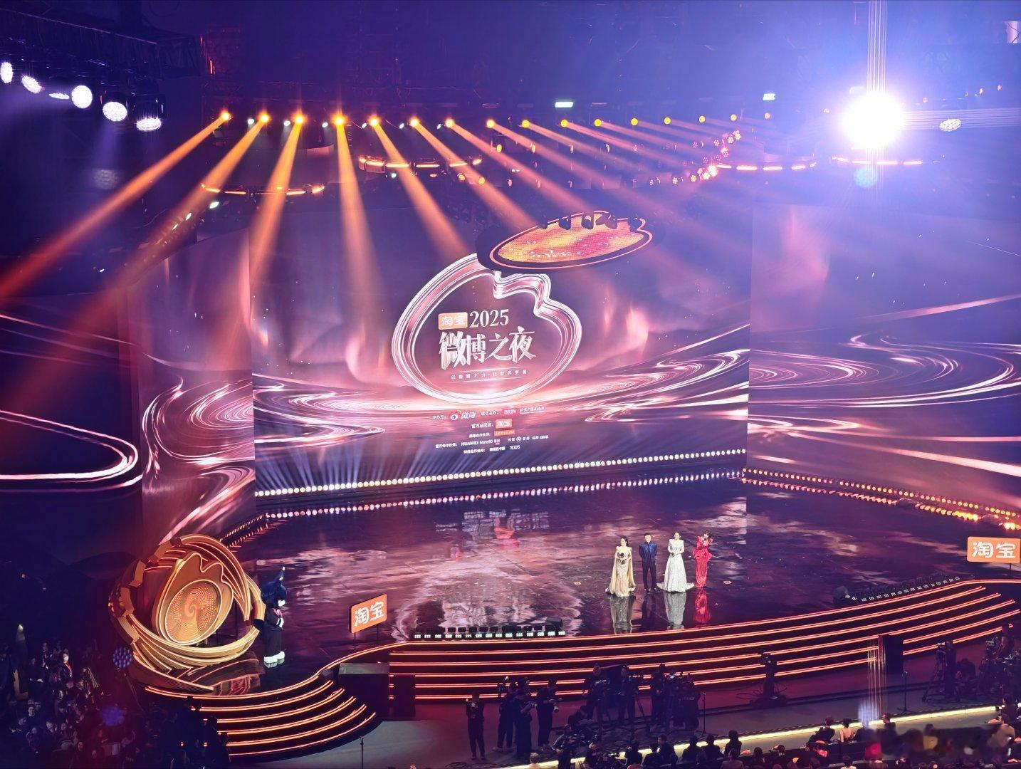 致敬英雄，致敬时代微博之夜 北京·国家体育馆