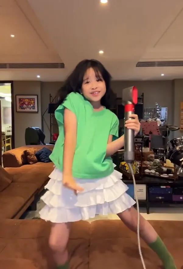 包贝尔的女儿真的非常有活力，是个元气少女啊！包文婧带着女儿拍摄视频，饺子手拿着吹