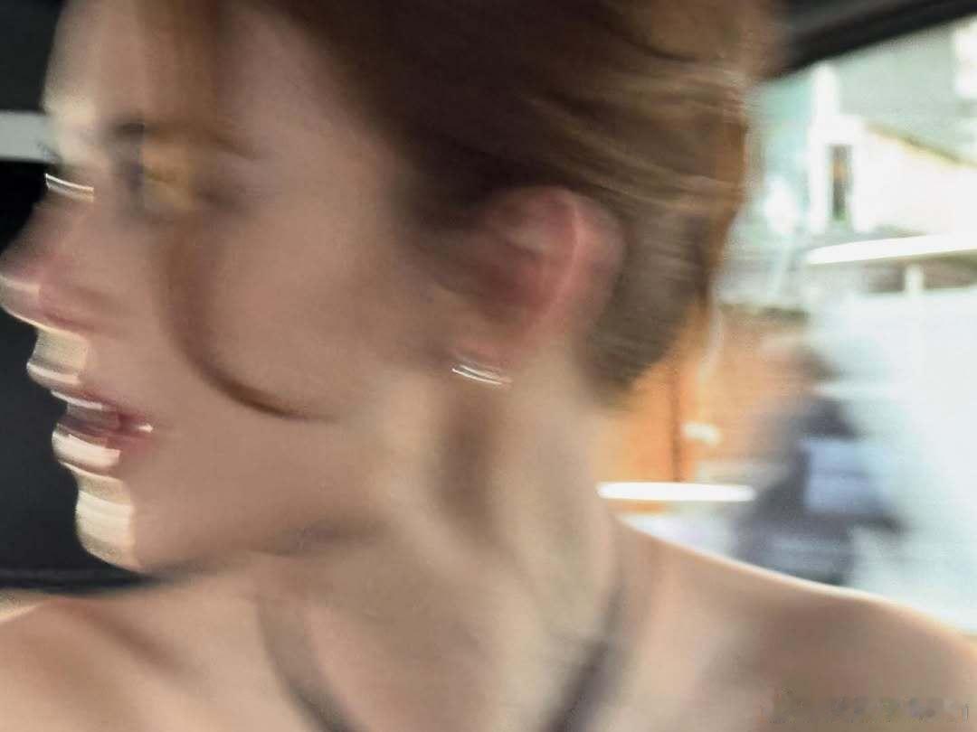 导演Yorgos Lanthimos晒出Emma stone艾玛斯通前往出席英国