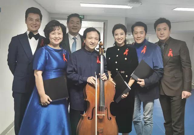 鞠萍知性大方，春妮温婉美丽，中间这位手扶大提琴的男士是谁？ #娱乐聚焦#