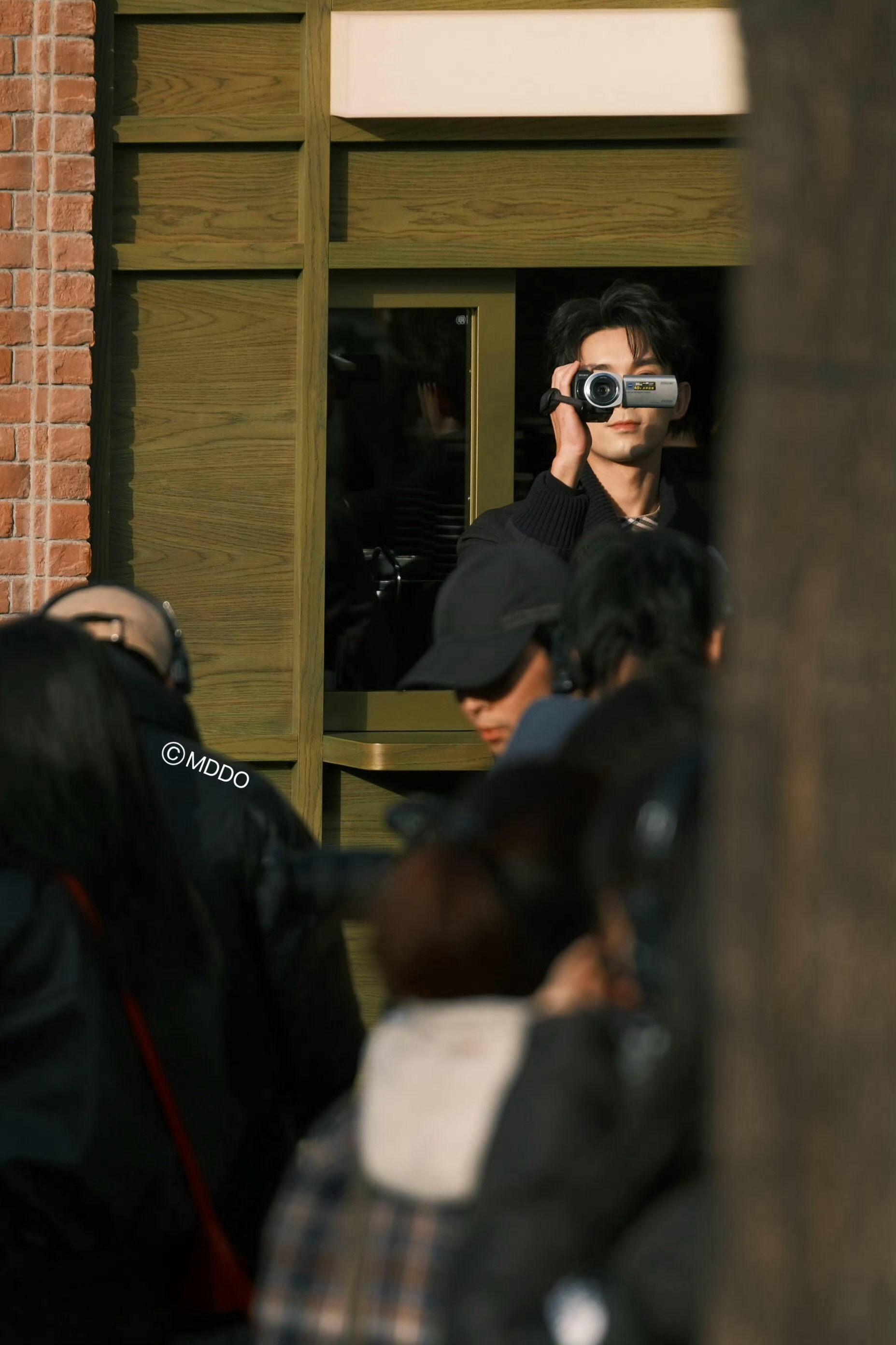 吴磊 我去跟我的粉丝打个招呼真的好幸福啊，刚从伦敦回来，是要和粉丝去打招呼的，真