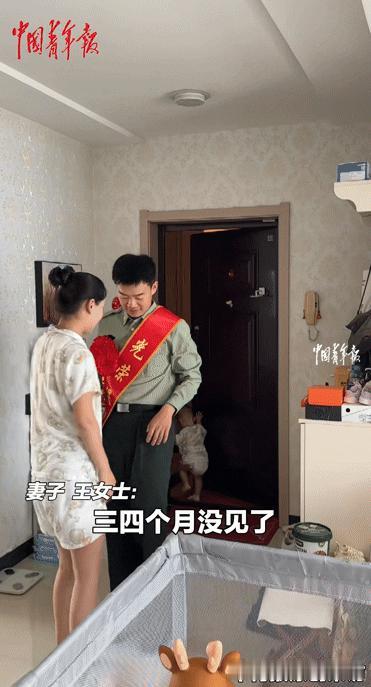 “万万没想到！”河北一小伙退伍回到家，妻子抱着孩子开门迎接，本以为会得到丈夫拥抱