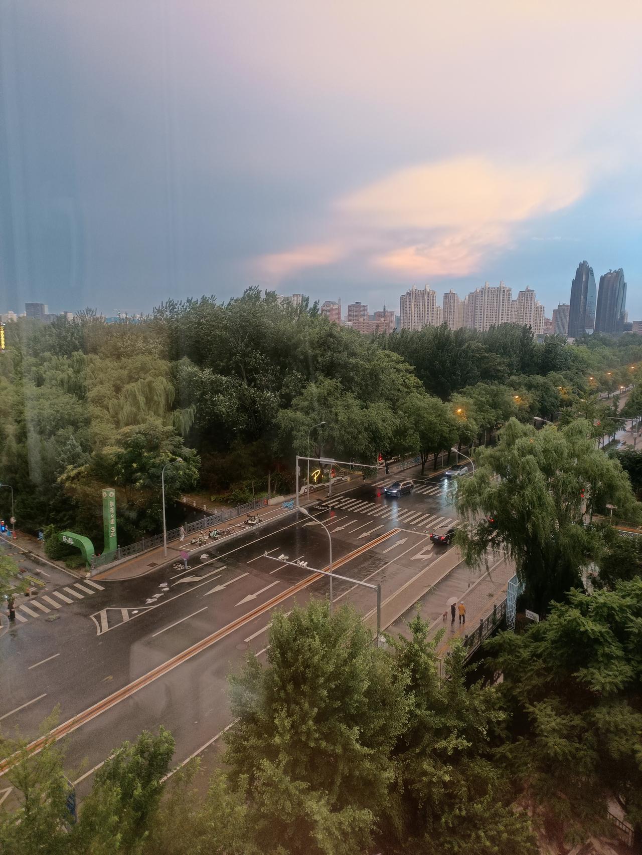 天天喝酒的后果可不少。从身体方面看，酒精伤肝，长期酗酒患酒精肝、肝硬化的概率大大