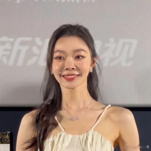 宋轶变化真的太大了，一看就是整容了，但自己发微博表示自己没有整容，是化妆师的问题