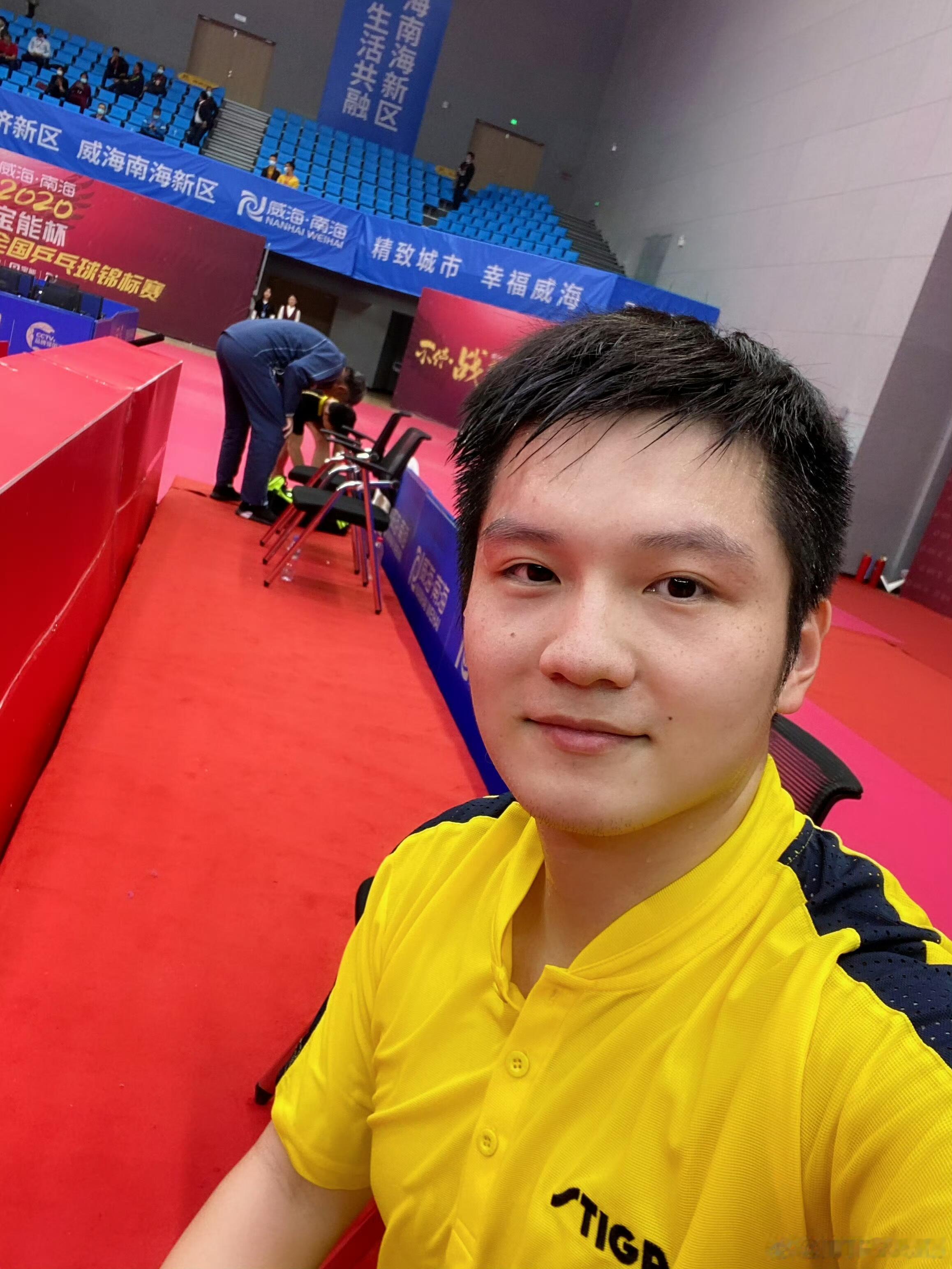 2020全锦赛男单夺冠后的自拍 奶黄包宝宝真萌 选择的角度也好看 