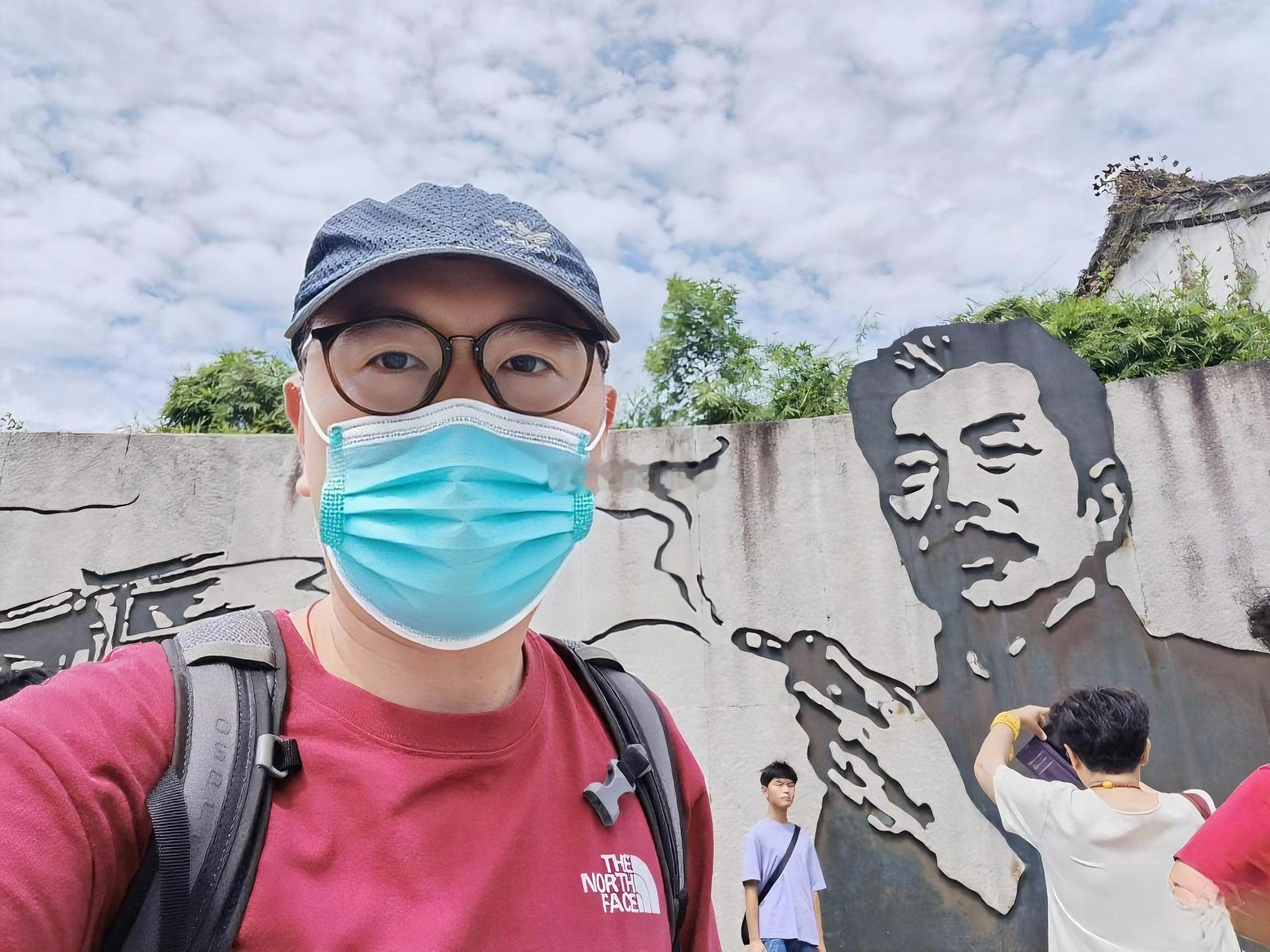 “鲁迅拿烟”壁，现在来打卡拍照的人更多了。火出圈了！[笑cry] ​​​