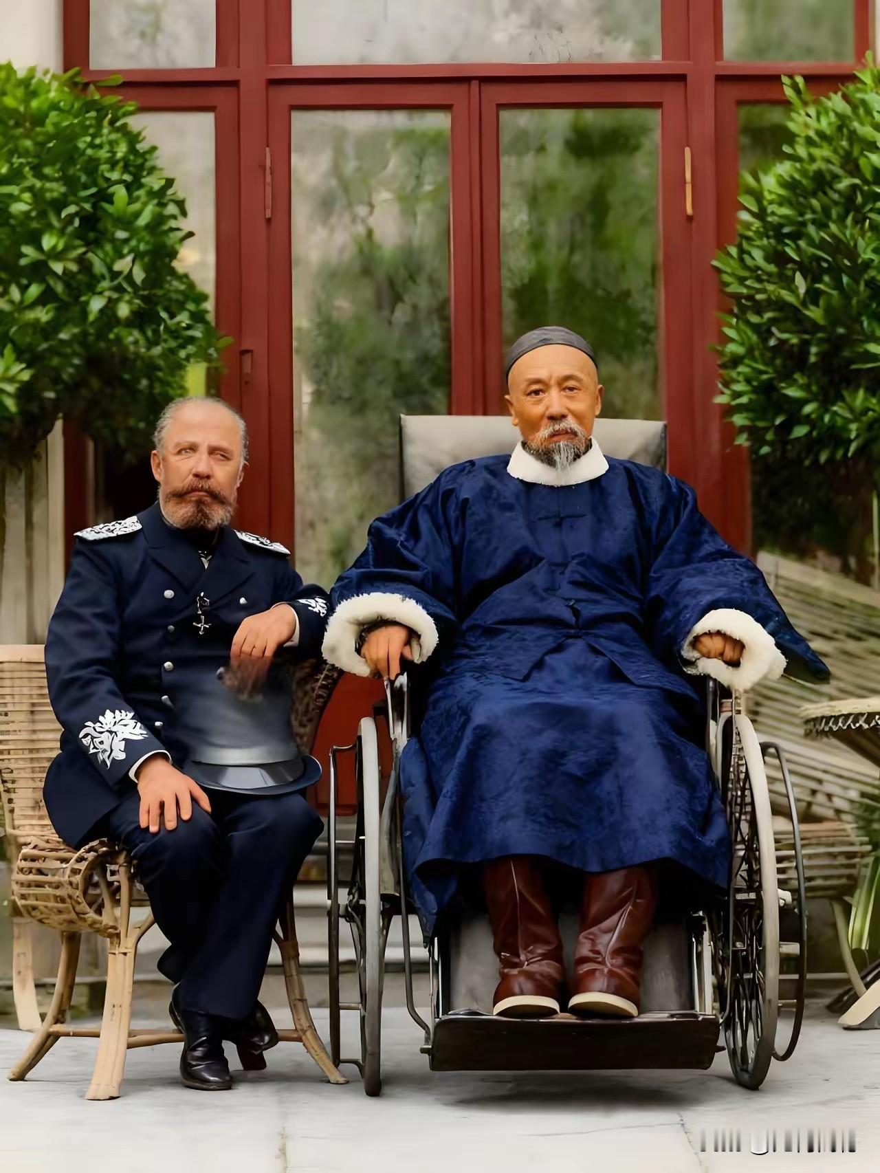 李中堂坐的这是轮椅？在100多年以前就有轮椅了？这个真是有些孤陋寡闻，对这方面的