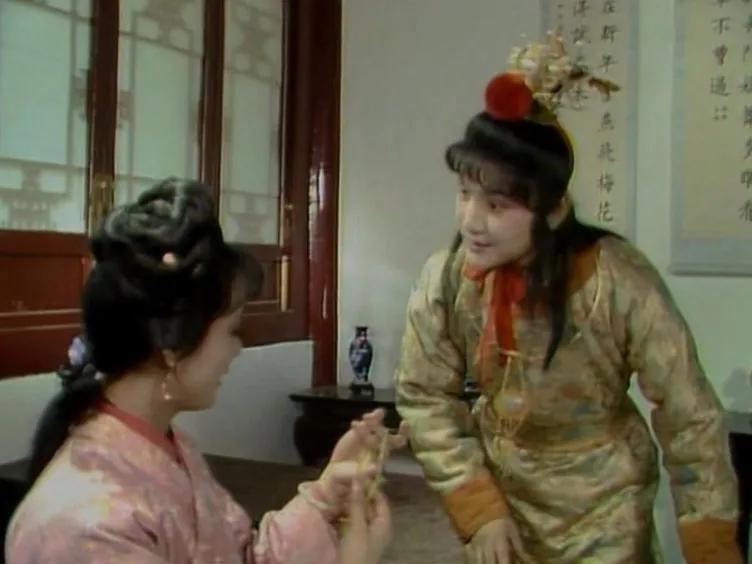 宝玉凑近宝钗闻见一阵奇香，嬉皮笑脸地说：“姐姐吃的什么丸药这么好闻？给我一丸尝尝