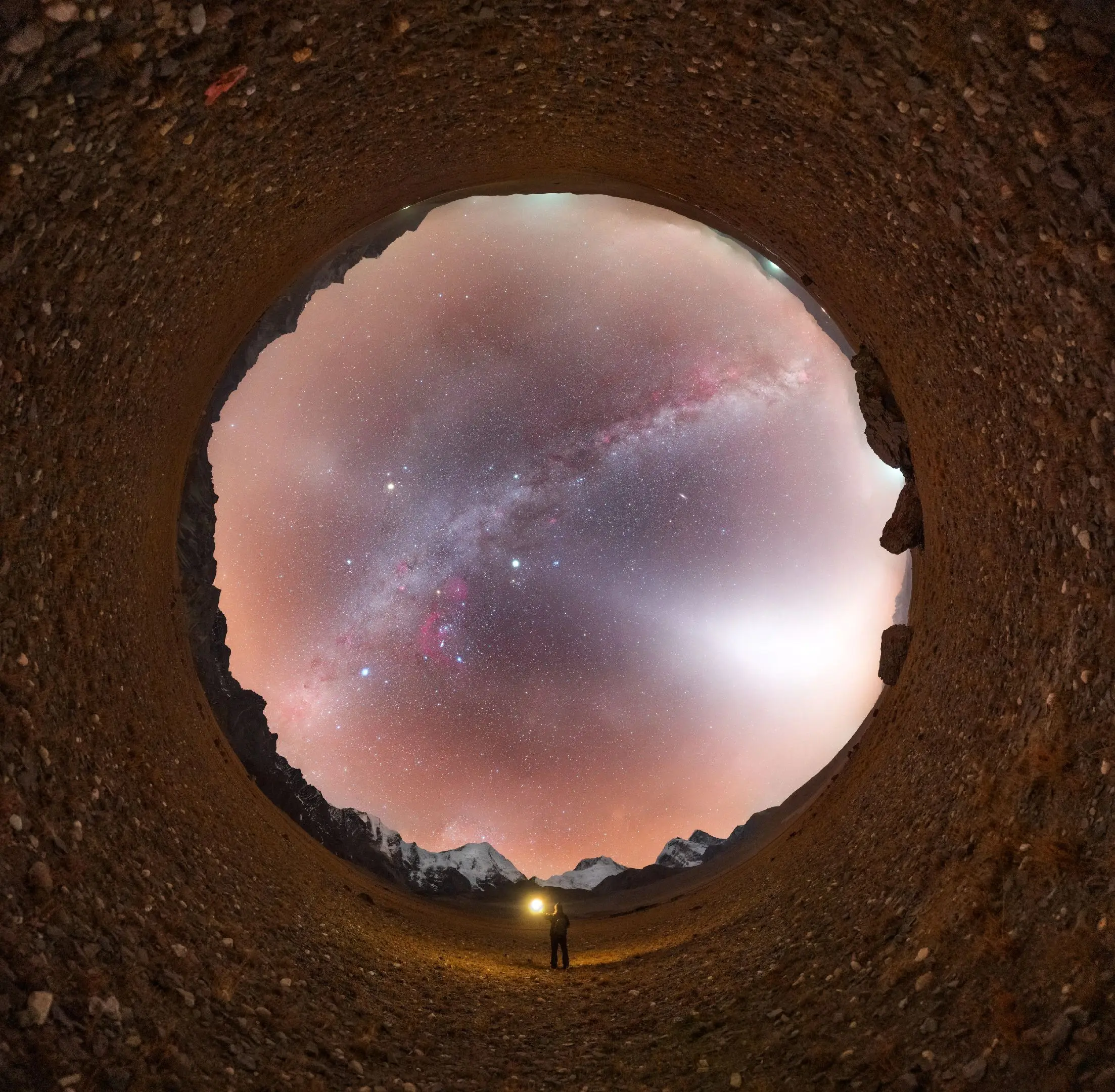 在卓木拉日雪山上拍到了巨大的“X”得益于西藏的高海拔和暗夜条件，冬季入...