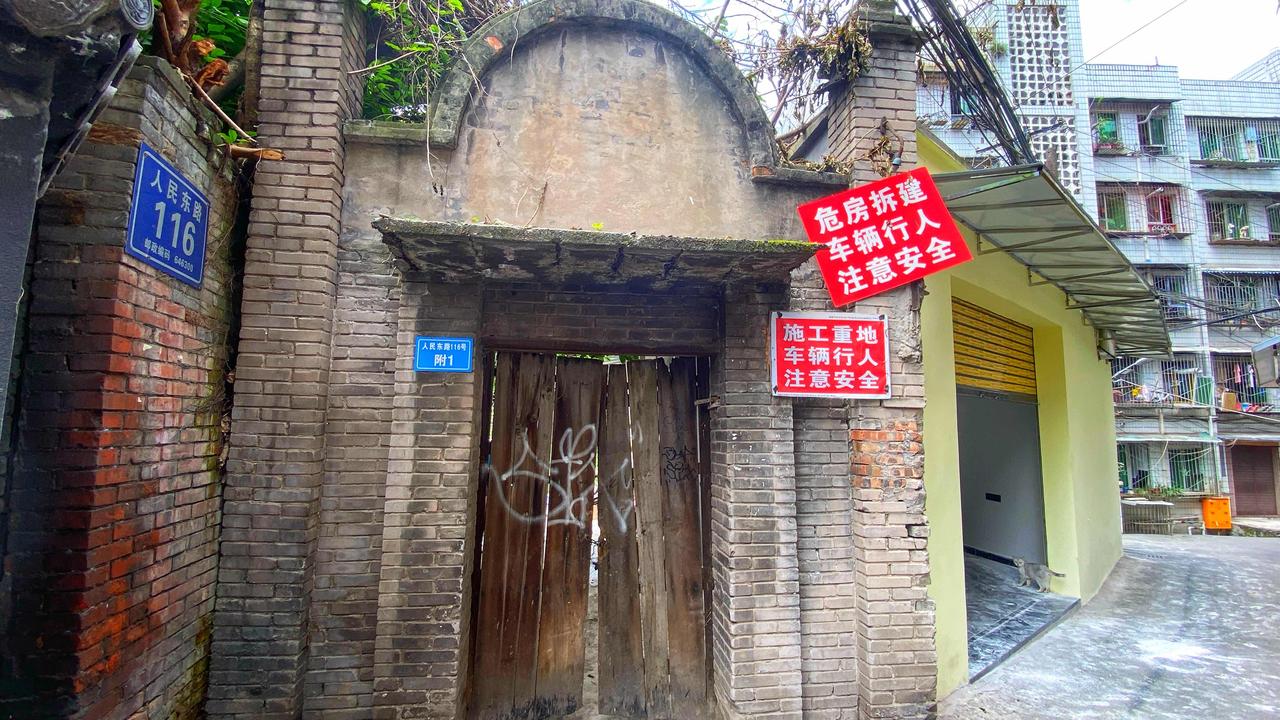下班路过人民东路，我随手按下快门，拍下了这扇老木门。红砖灰瓦的门楼拱着圆弧形的顶