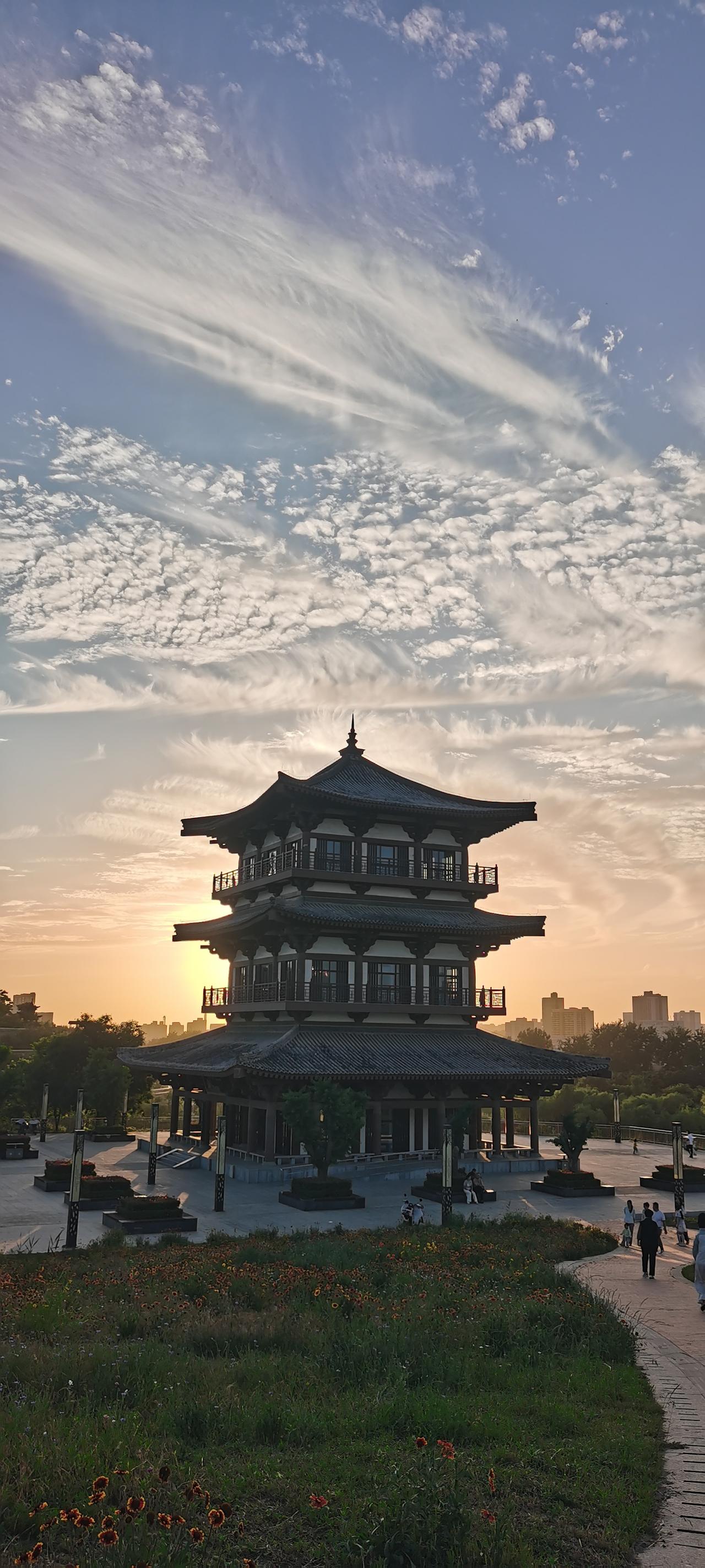 这是一座现代式的阁楼，取古代式的名字，一楼门头匾额“状元楼”三个字是由陕西已故书