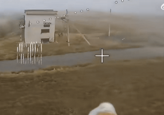 四名乌军用身体拦截了一架俄军无人机，在红军城方向！

这架俄军无人机在城外寻找乌