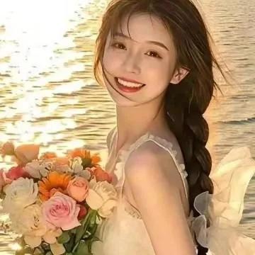 阳光明媚的午后，手持一束美丽的花束，享受着大自然的美好时光。粉嫩春日花束 自然温