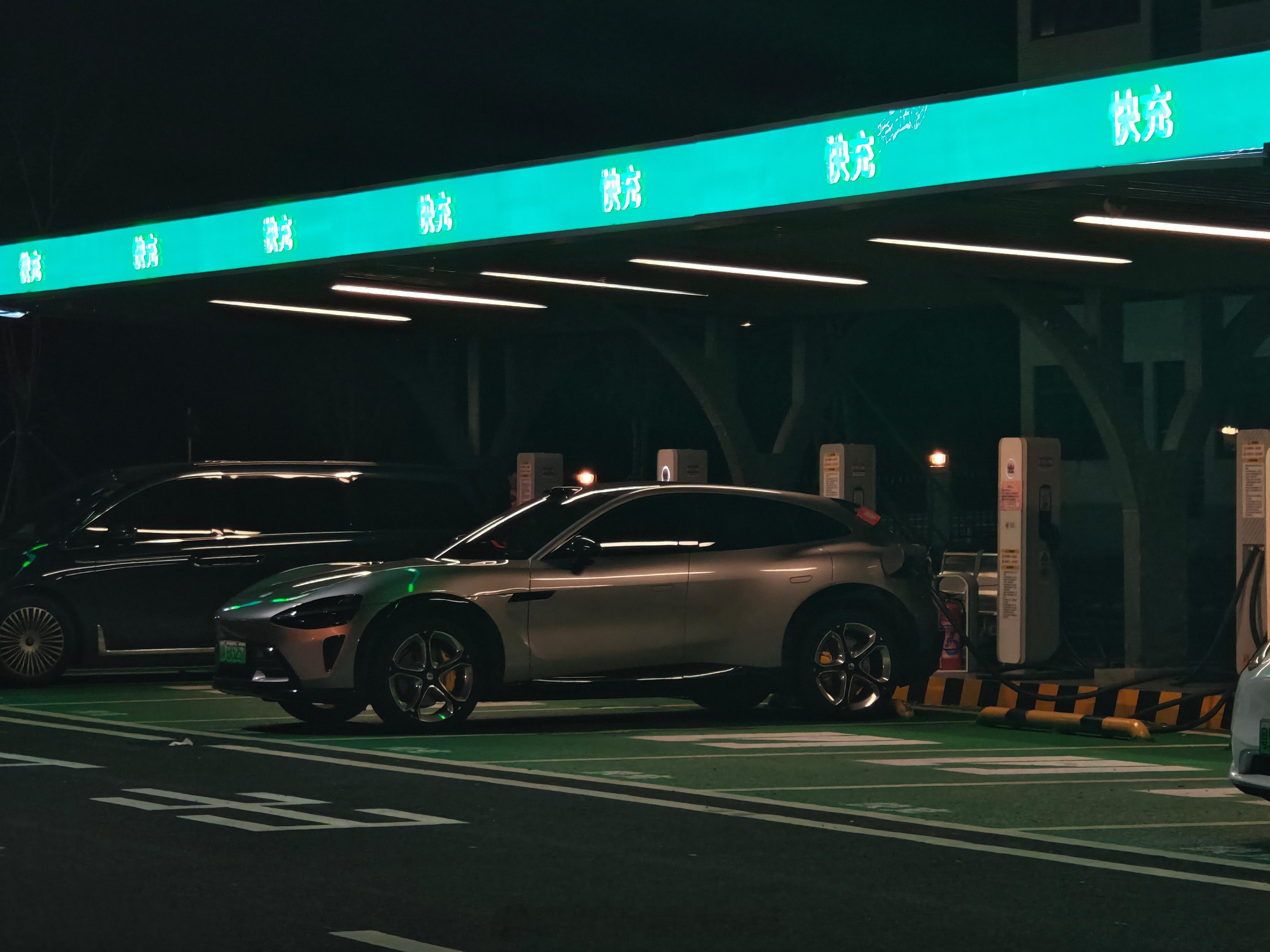 湘妮在服务区拍到的，梅花轮毂硬控我 小米yu7﻿