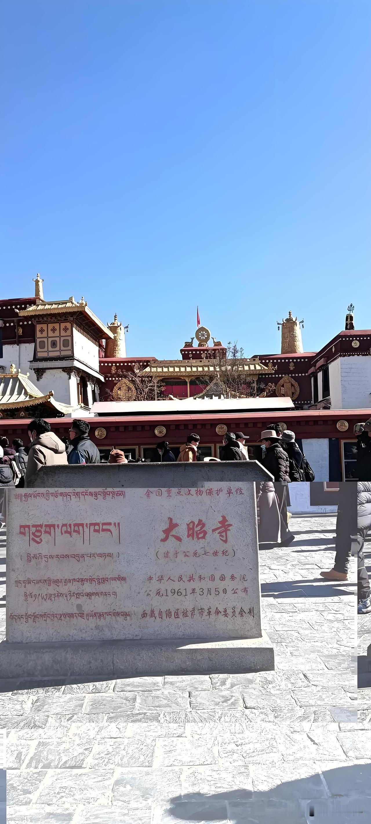 西藏拉萨市的大昭寺和布达拉宫都非常好看！

       1、大昭寺位于西藏拉萨