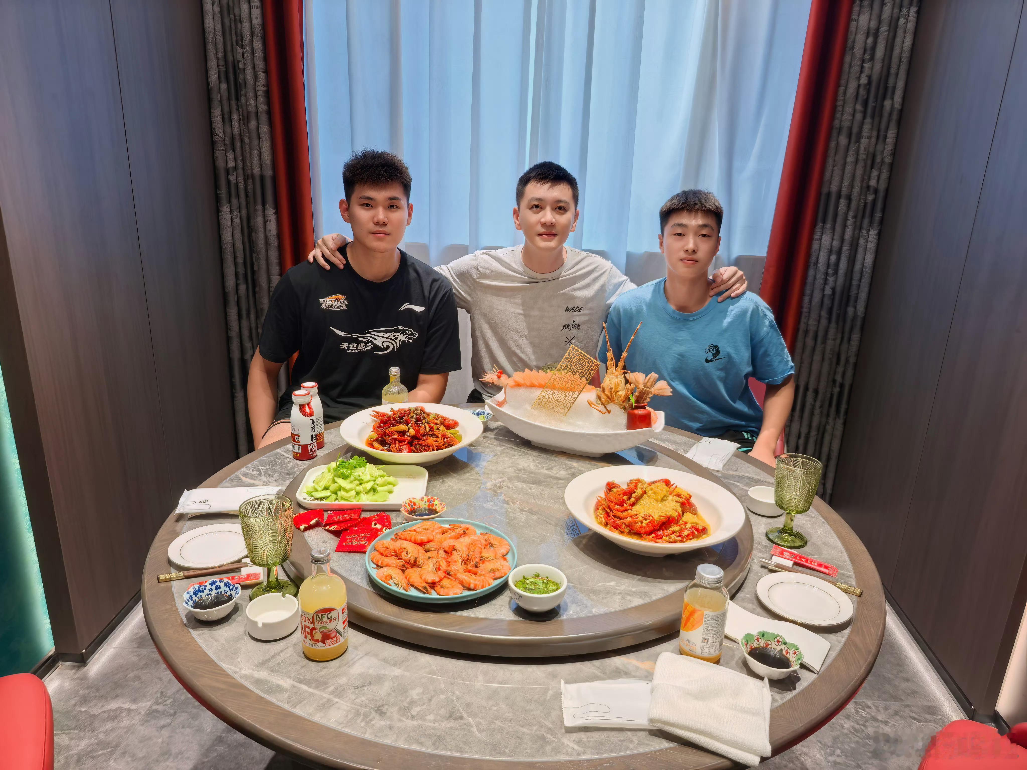 杨导晒出和张峻豪、黄秋实的合影杨导：“塞翁失马，焉知非福”一切都会好的💚辽宁男