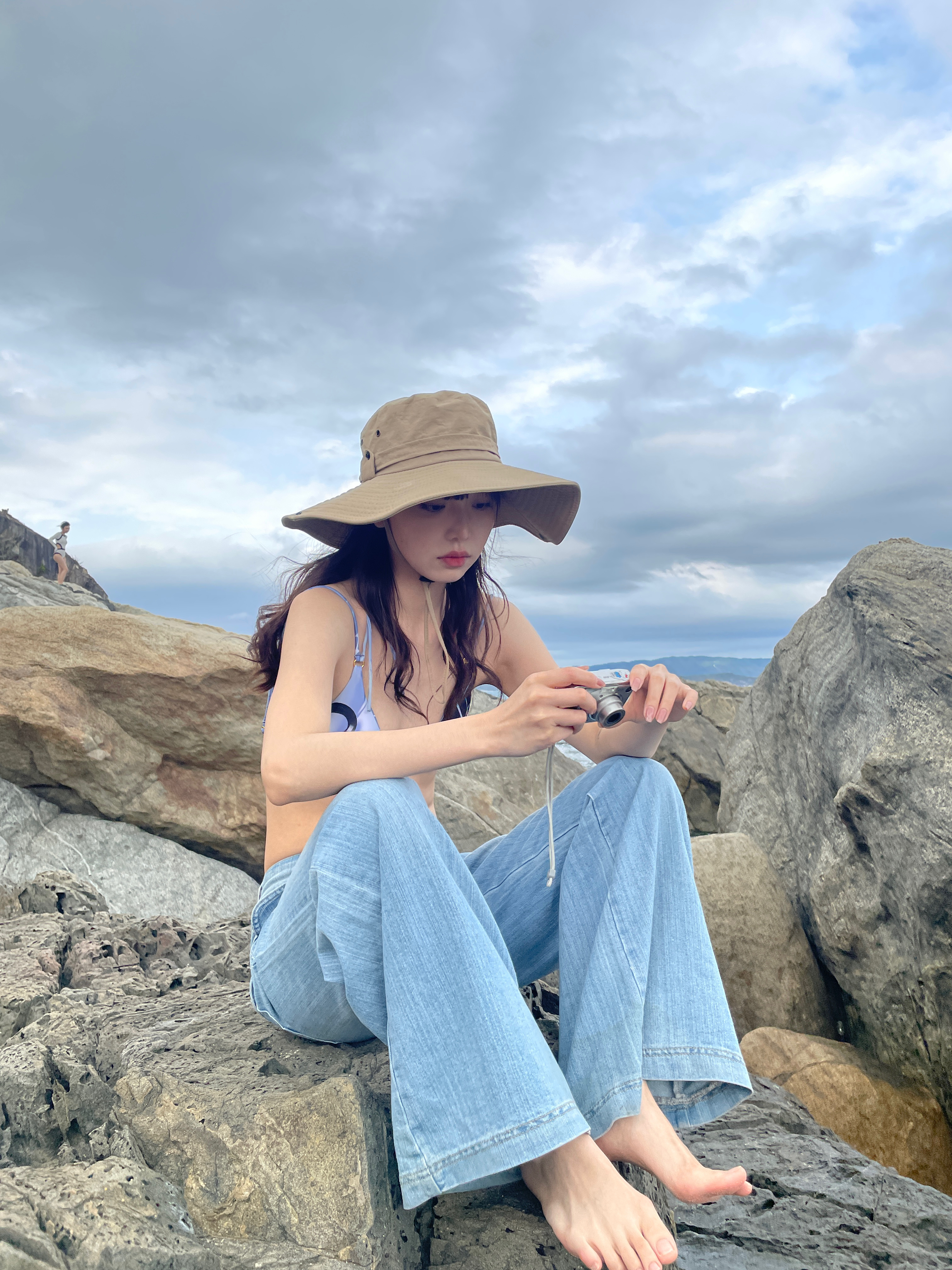 海浪里有个锅和礁石上的小狗 还有美丽的偶 ​​​