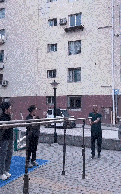 大爷要是摔伤了，这几位大妈要负责吗？