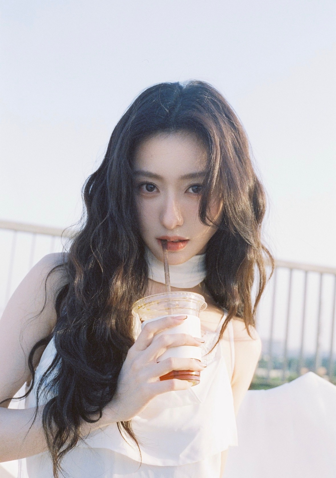 果然女明星忙起事业来就是美啊！胡连馨的有港回信终于火了一次，红气真养人 