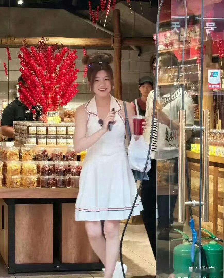 陈妍希去歌手了陈妍希去了歌手现场 演员身份暂时下线，现在是沉浸在音乐海洋里的听众