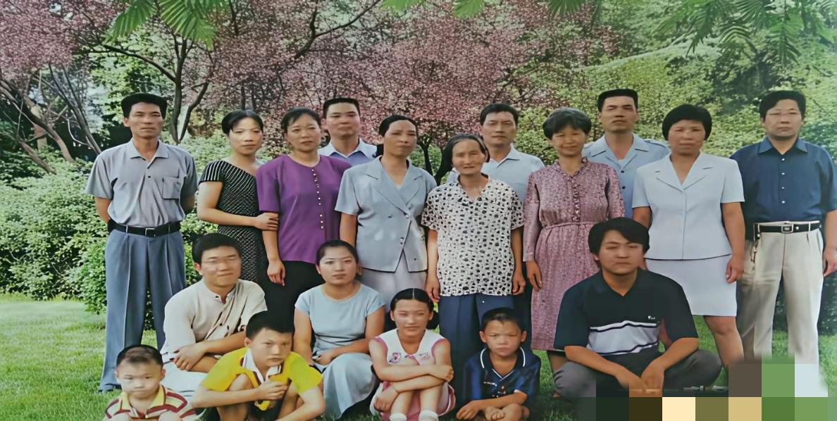 图为抗日英雄杨靖宇将军后代全家福。传承精神，发扬光大，祝福英雄后人兴旺发达！