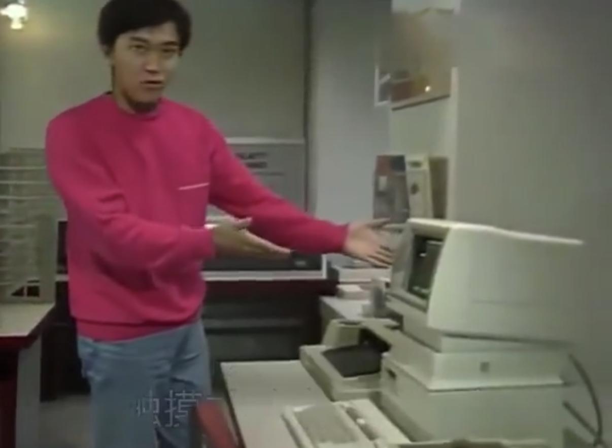 翻看 1983 年的古早电视影像，发现了一个颠覆认知的名场面：

21 岁的周星