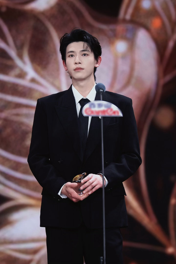 辛云来 上海是我梦开始的地方 品质盛典的红毯上，辛云来笑得踏实又笃定。年度品质号